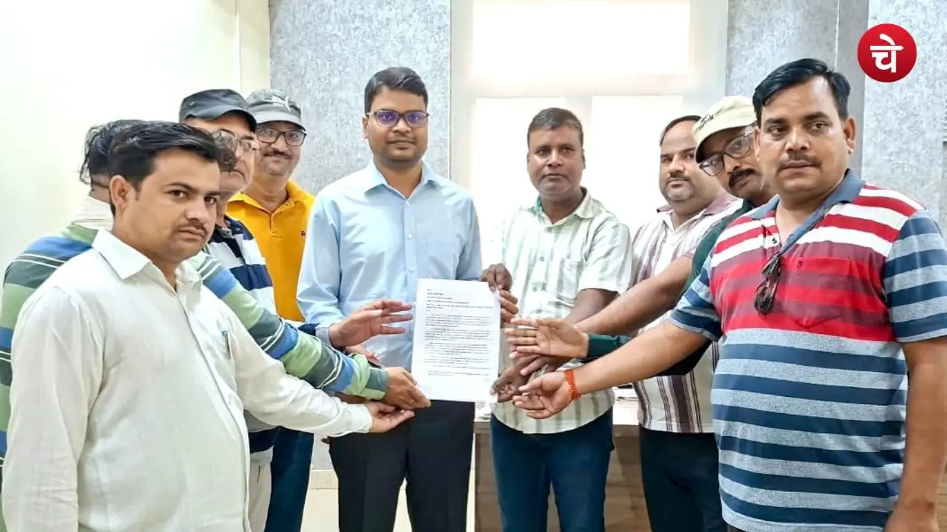 In Jaswantnagar, journalists submitted a memorandum addressed to the President to Sub-Divisional Magistrate Abhishek Pratap Singh